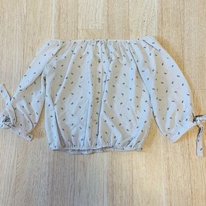 Cute off the shoulders top🖤